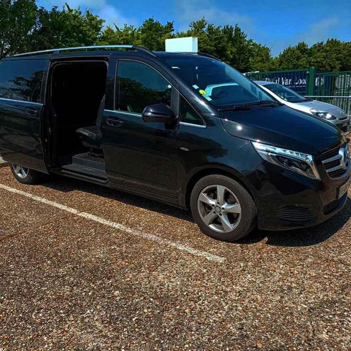 Explorez Caen avec notre chauffeur privé VTC